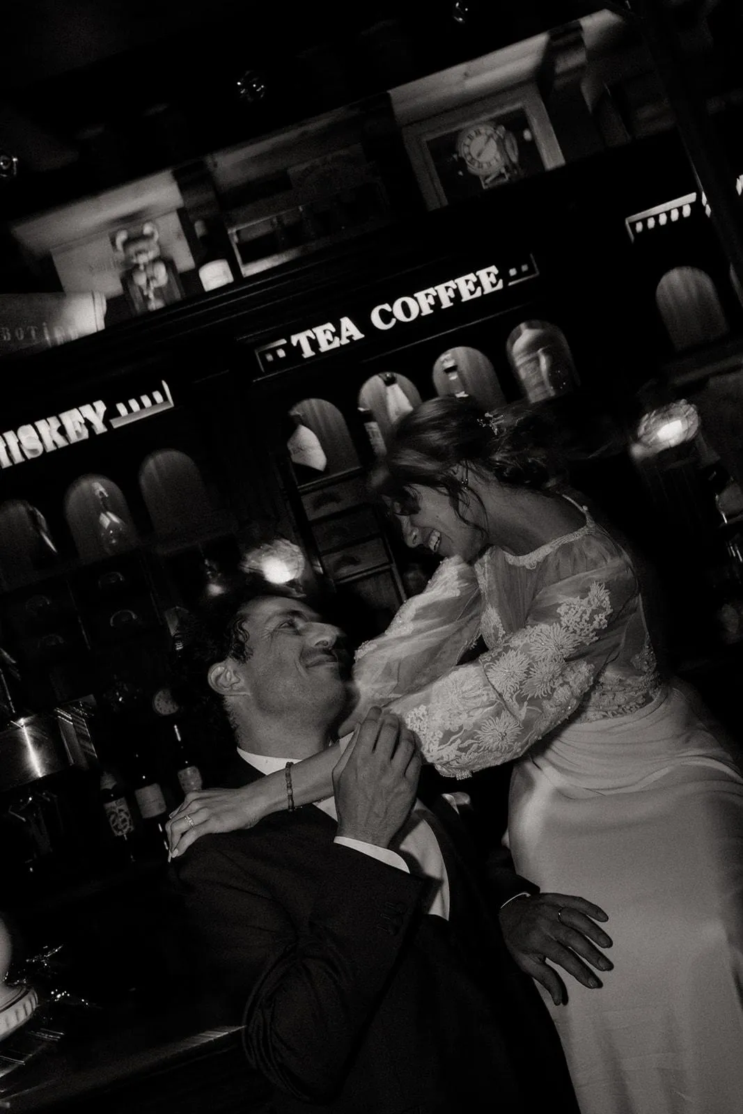 Les mariés complices au bar du Domaine, photographie en noir et blanc
