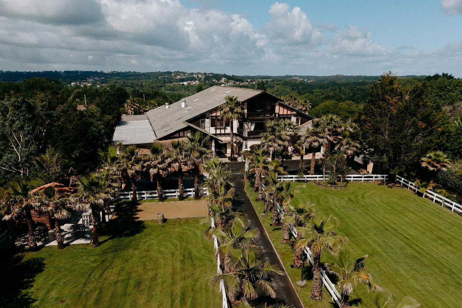 Vue aérienne du Domaine Santa Maria et de son parc au Pays Basque