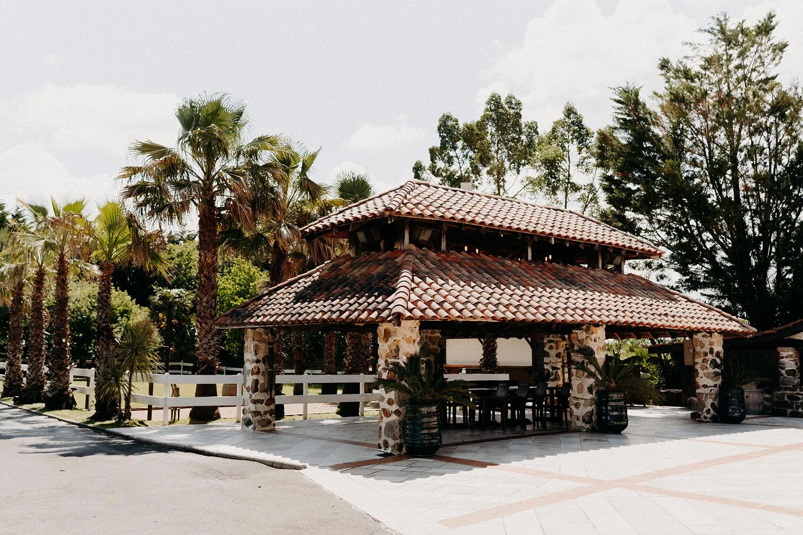 Kiosque en pierre et terrasse extérieure du Domaine pour les pauses en plein air