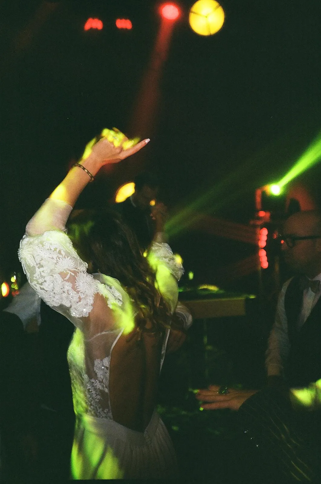 La mariée ouvre le bal, photographie argentique