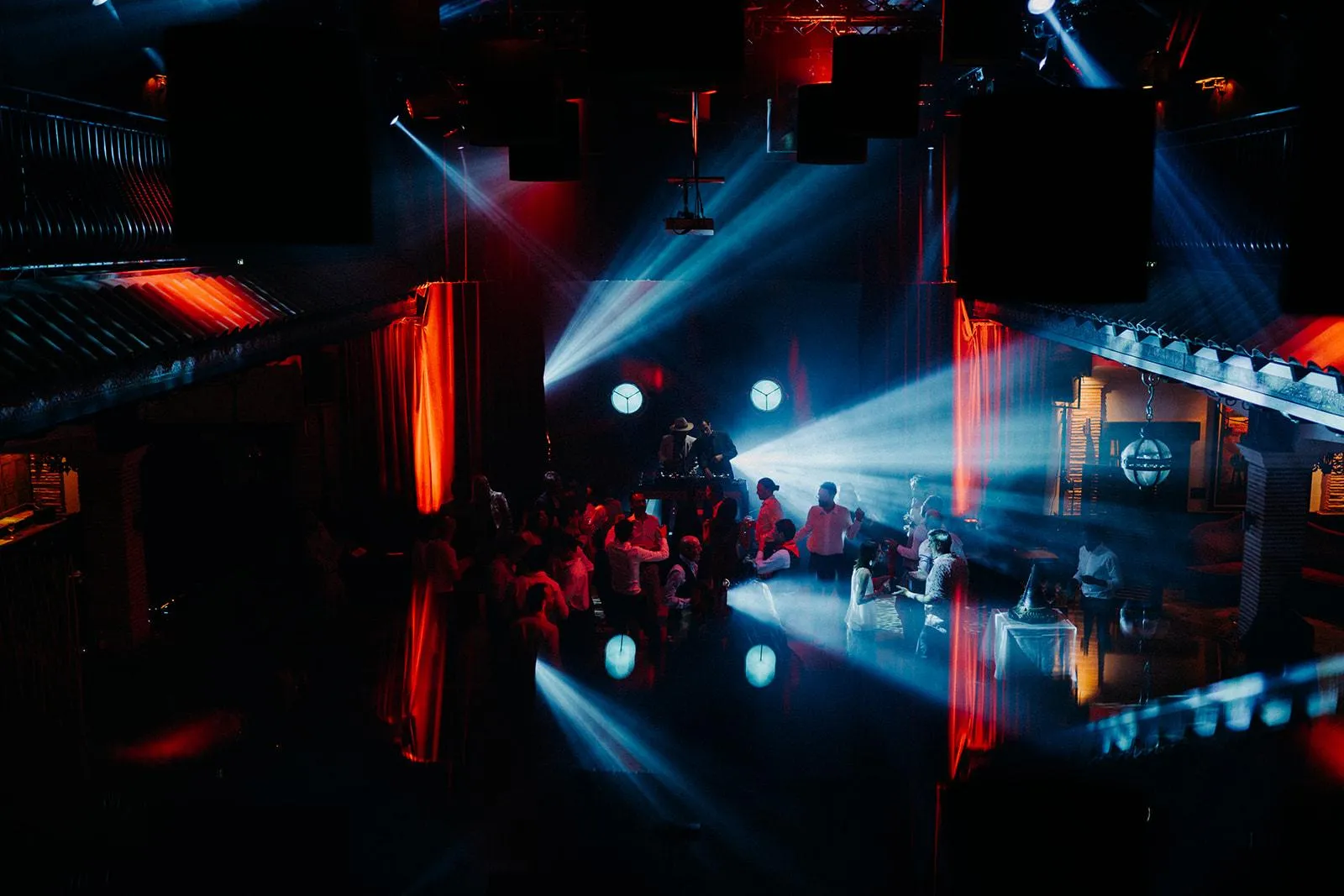 DJ set et jeux de lumière sur la piste de danse, soirée de mariage au Domaine Santa Maria